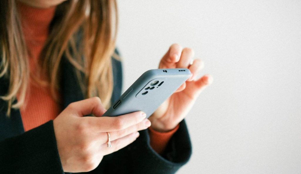 Donna con telefono in mano (web) - Piemontetopnews.it