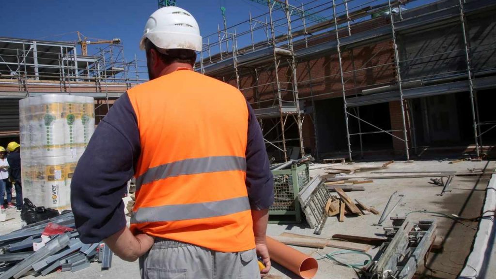 Incidente sul lavoro a Torino: un operaio morto e uno ferito