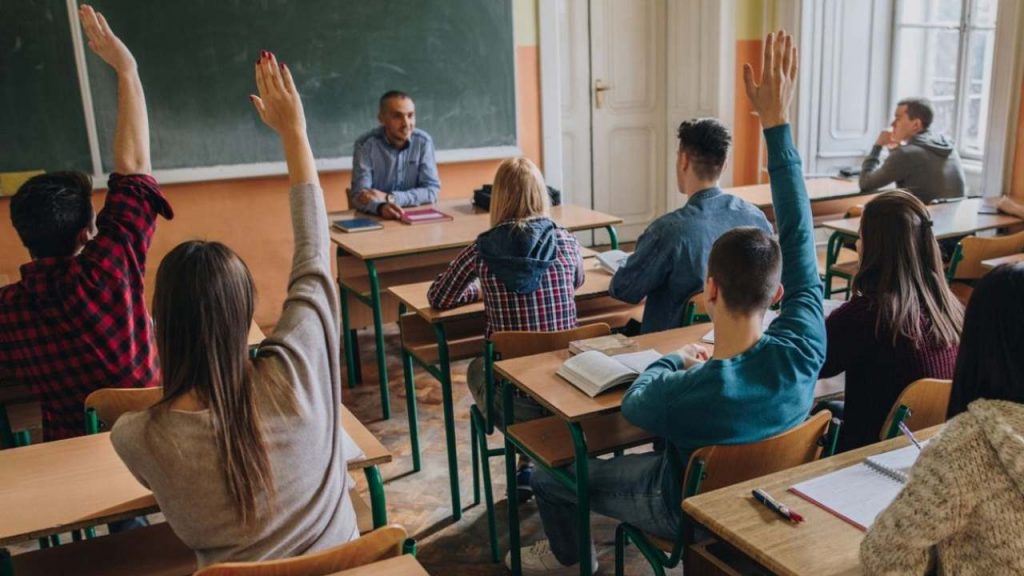 Diminuisce il numero degli studenti iscritti a scuola