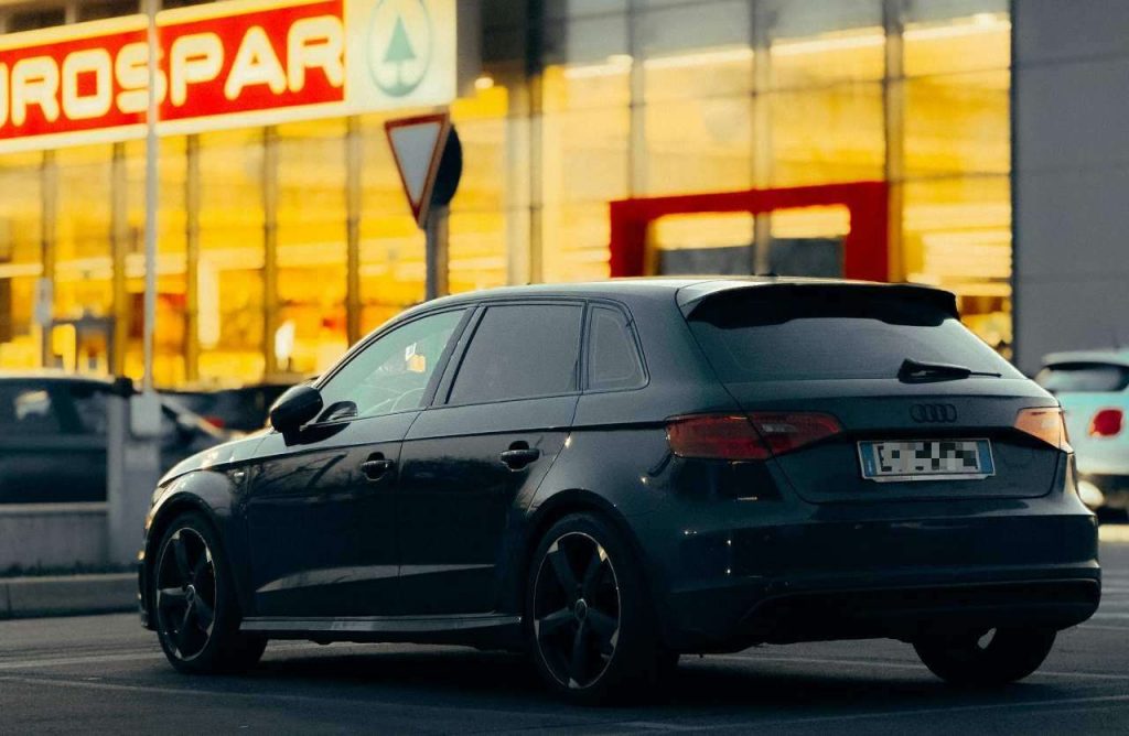 auto in parcheggio di supermercato