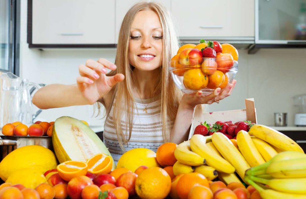 donna con della frutta sul tavolo