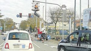 €1000 di multa se al semaforo si affianca la pattuglia: la luce rossa ti costa la sanzione