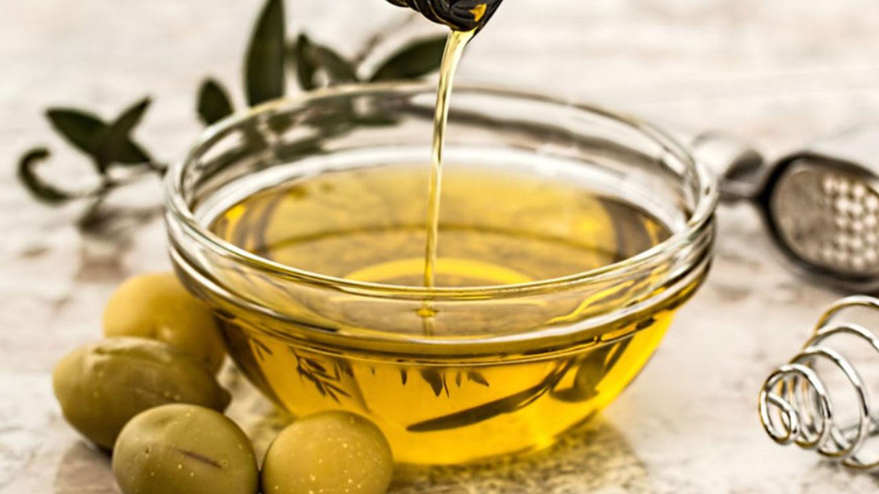 BONUS OLIO D’OLIVA, invece dei bonifici ti pagano in bottiglie da 1 litro | L’iniziativa che in pochi conoscono