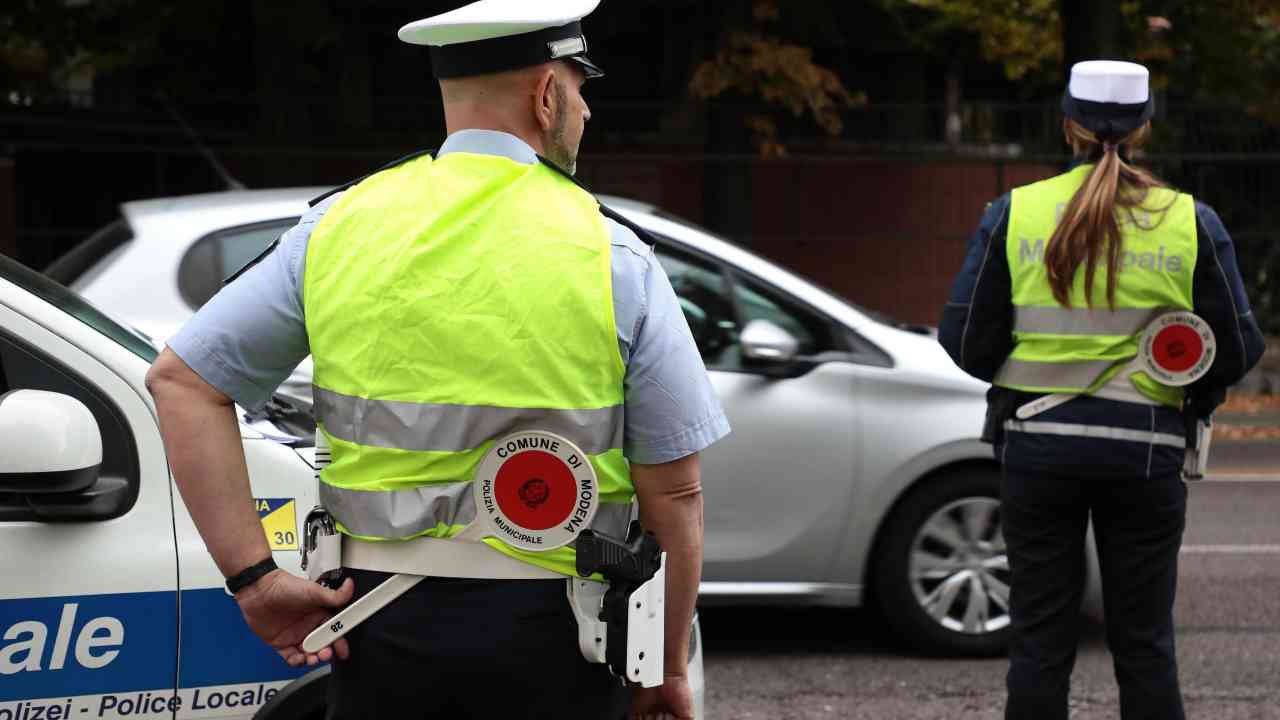 OBBLIGO DI PASSEGGERI A BORDO, cambia tutto nel codice della strada | Vietato viaggiare da soli