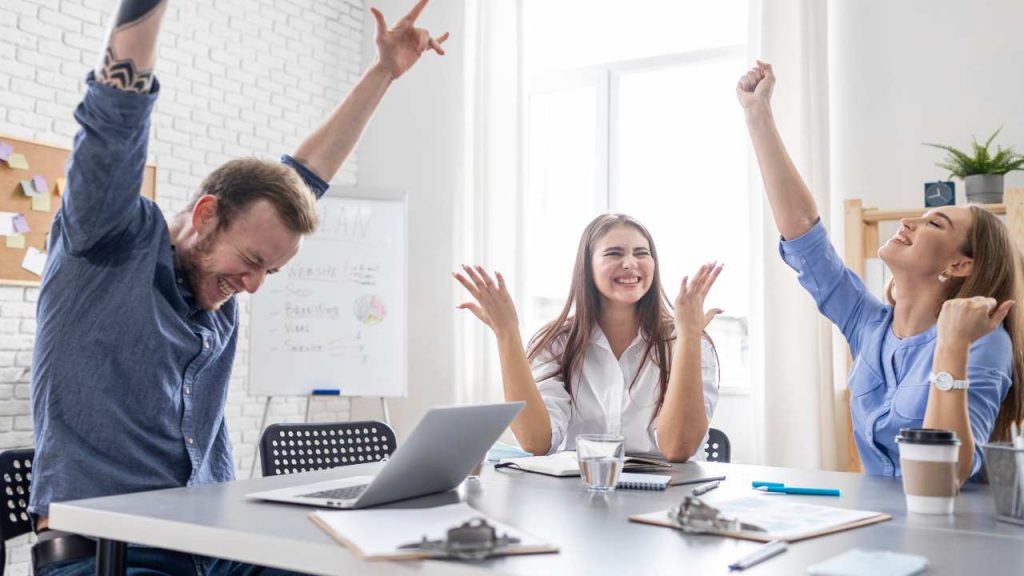 Porte aperte, la banca più importante d’Italia assume a tempo indeterminato | Un contratto da sogno anche solo con diploma