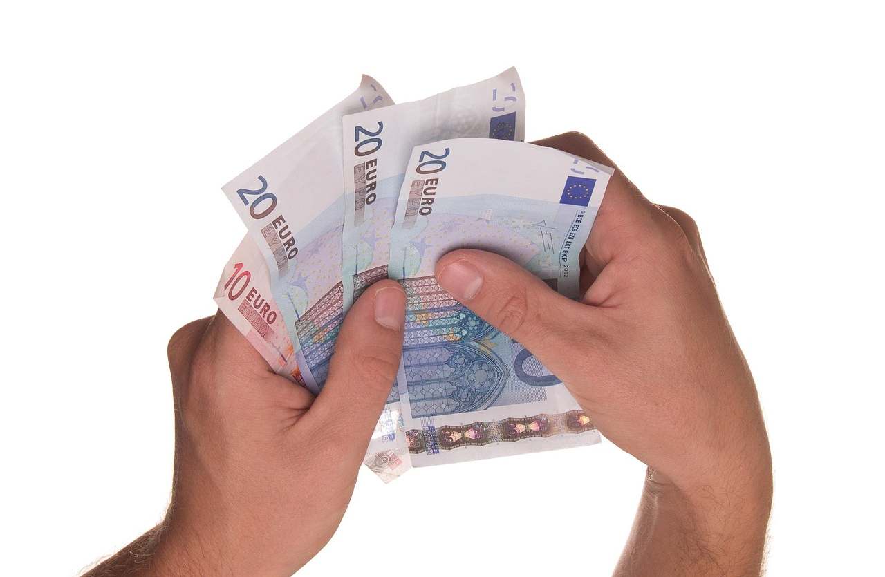Ora è legge, in casa solo € 70 in contanti: averne di più ti costa caro | Italiani già sul piede di guerra