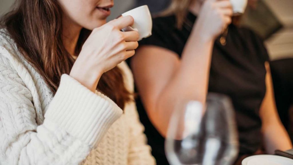 donne che bevono caffè