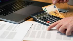 documenti soldi e calcolatrice