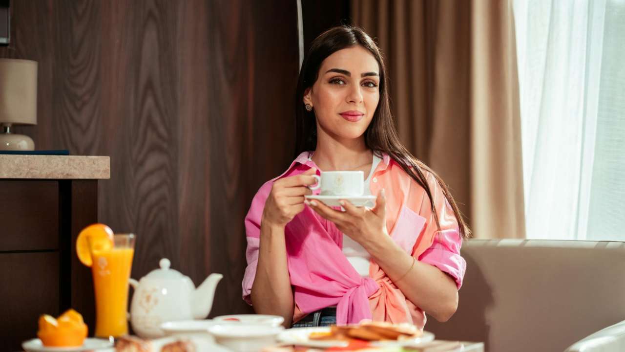 donna che fa colazione