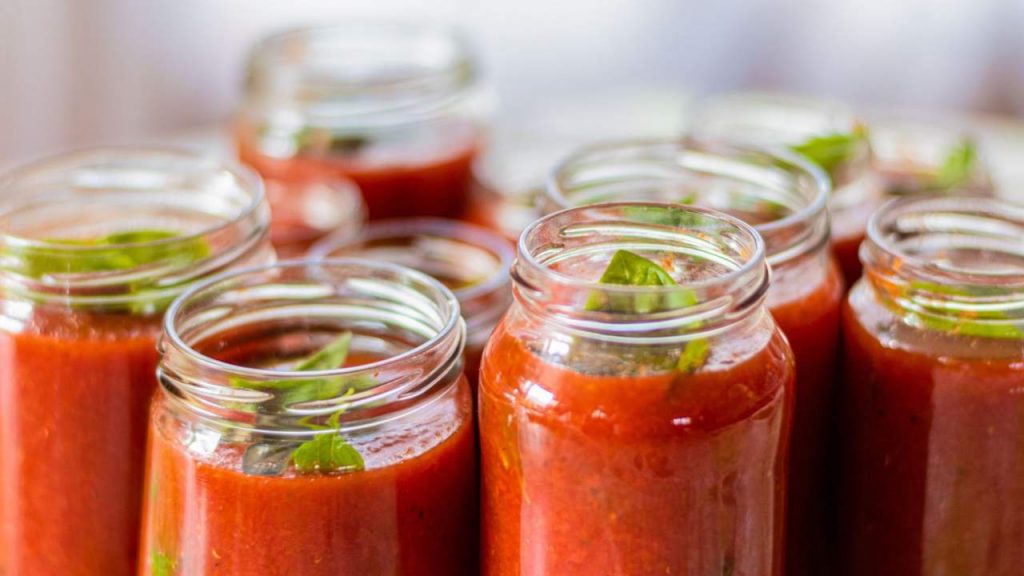 barattoli passata di pomodoro