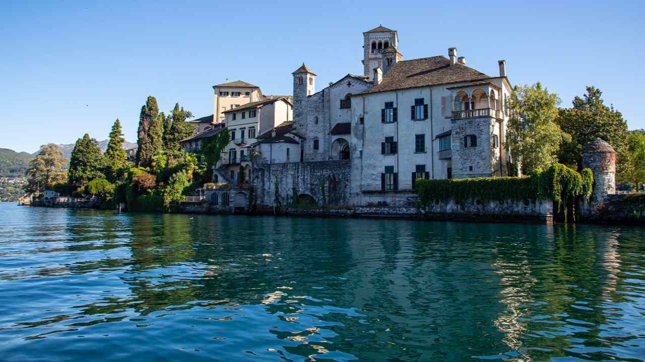 Il borgo piemontese che per metà è un’isola: solo 1000 anime | Lui il più bello di sempre