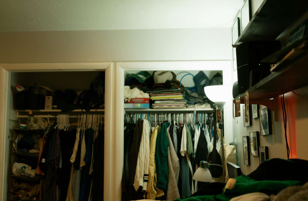 Arriva la TASSA SVUOTA ARMADIO: ora paghi su ciò che non indossi più | Una sola foto fa scattare il pagamento